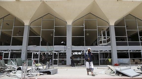 Soldados de la resistencia en el aeropuerto de Yemen.