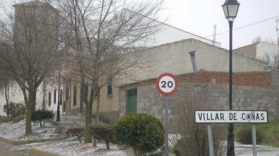 Carretera de acceso a la localidad conquense de Villar de Cañas.