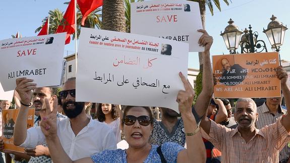 Concentración de apoyo al periodista marroquí Ali Lmrabet.