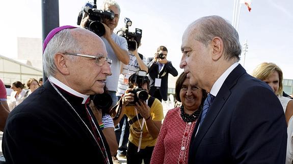 Jorge Fernández Díaz (d) junto al obispo de Ávila, Jesús García Burillo (i).