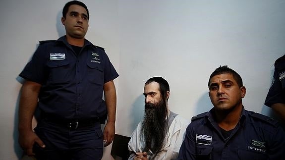 Yishai Shlissel, en el centro, apuñaló a cinco personas más.