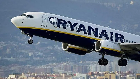 Un avión de Ryanair despega en Barcelona.