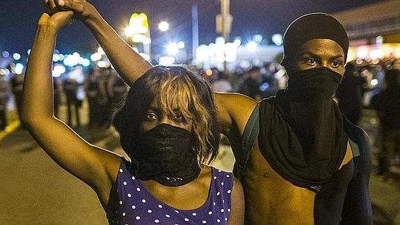 Dos de los manifestantes en Ferguson los últimos días.