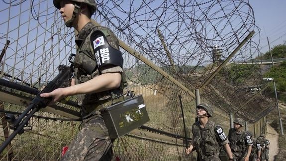 Soldados surcoreanos patrullan cerca de la zona desmilitarizada. 