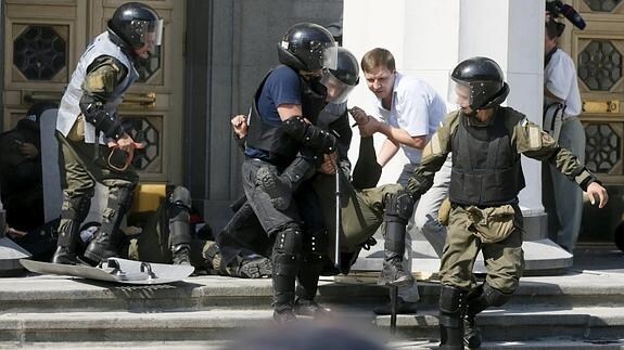 Fuerzas de seguridad ucranianas transportan a uno de los heridos.