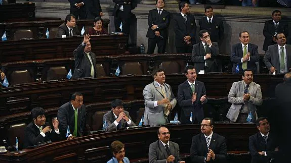 Los congresistas guatemaltecos aplauden la decisión del Parlamento.