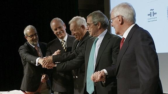 García Margallo, con César Alierta, Víctor García de la Concha y Daniel Hernández Ruipérez.