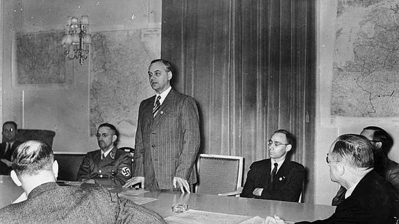 Rosenberg, en una rueda de prensa, en 1941.