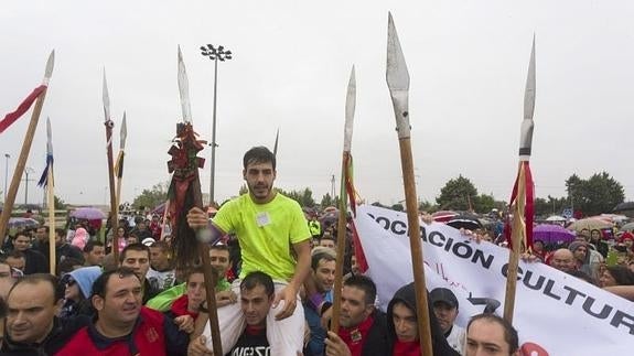 El hombre que mató a 'Rompesuelas', llevado a hombros. 