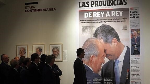 El rey Felipe, junto a una portada de LAS PROVINCIAS. 