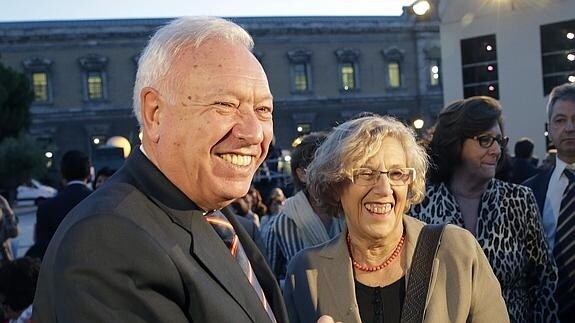 El ministro de Exteriores, José Manuel García-Margallo (i), saluda a la alcaldesa de Madrid, Manuela Carmena (d).