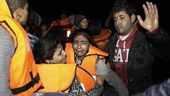 Sirios llegan en botes provenientes de Turquía a la isla de Lesbos. 