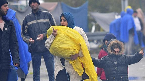 Un grupo de refugiados camina bajo la lluvia en Trnovec (Croacia).