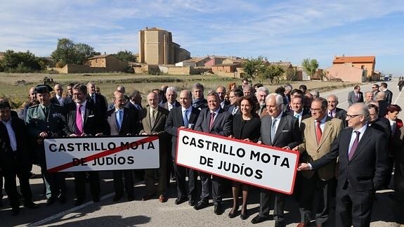 El embajador israelí en España participa, junto con otras autoridades, en el acto de cambio de nombre. 