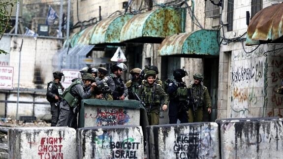 Soldados israelíes durante los enfrentamientos con palestinos en la localidad cisjordana de Hebrón.