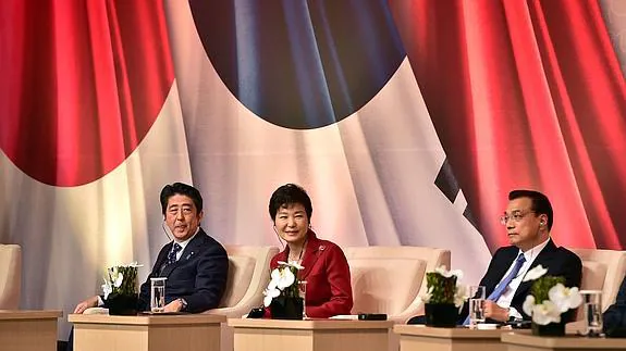 Shinzo Abe (i), Park Geun-Hye (c) y Li Keqiang, durante la cumbre.