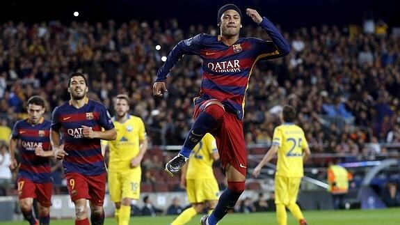 Neymar celebra un gol. 