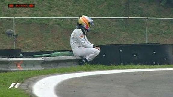 Fernando Alonso, tras abandonar los entrenamientos en Interlagos. 