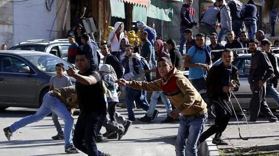 Enfrentamientos entre jóvenes palestinos y soldados israelíes en Hebrón (Cisjordania).