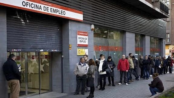 Cola a las puertas de una oficina de empleo. 