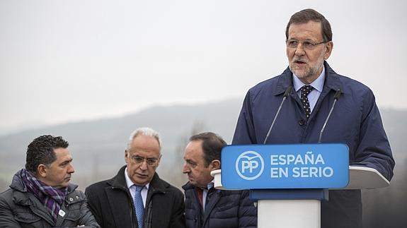 Rajoy pronuncia su discurso en presencia del presidente del gobierno riojano y el del PP en Logroño. 