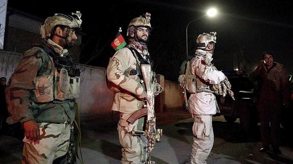 Miembros de las fuerzas de seguridad de Afganistán llegan a la Embajada de España en Kabul tras el ataque. 