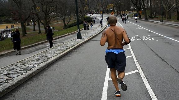 Un hombre corre sin camiseta en Central Park.