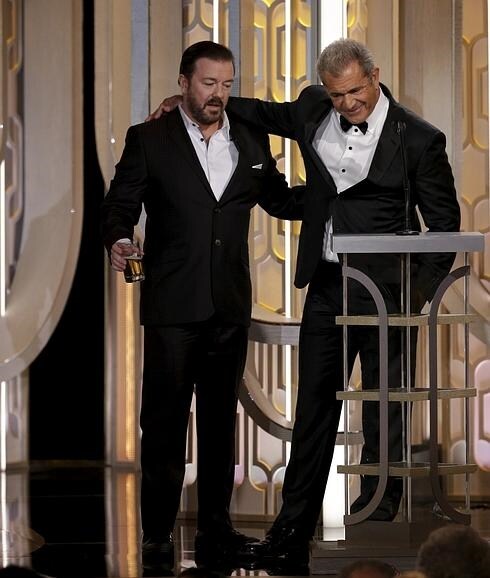 Ricky Gervais, con una cerveza en la mano, junto a Mel Gibson.
