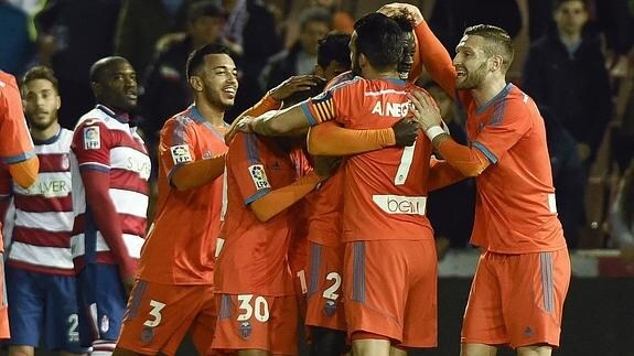 Los jugadores valencianistas celebran un gol. 
