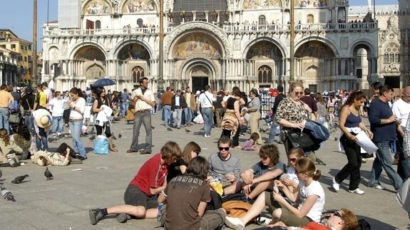Turistas atestan la Plaza de San Marcos, en Venecia. 