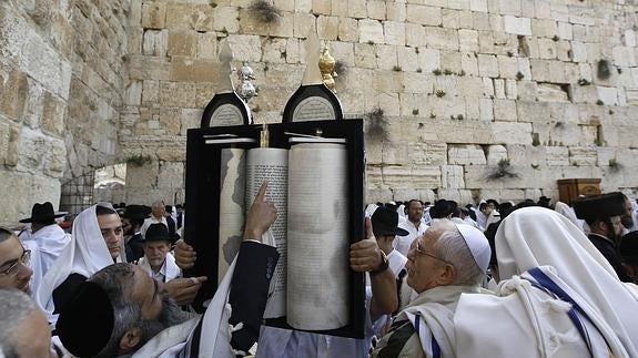 Judios ultraortodoxosos, junto al Muro de las Lamentaciones.