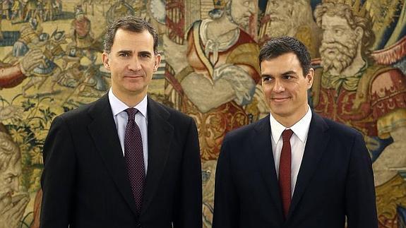 Pedro Sánchez, junto a su equipo. 