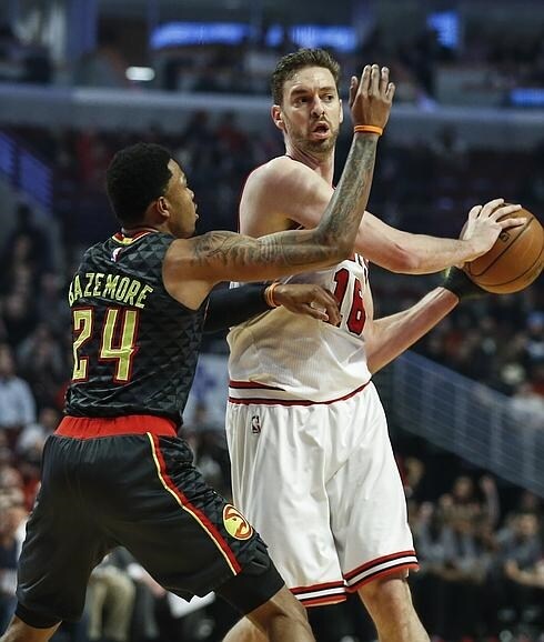 Pau Gasol y Kent Bazemore. 