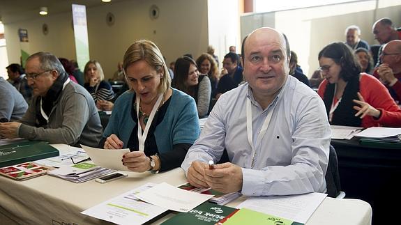 El presidente del Euzkadi Buru Batzar (EBB), Andoni Ortuzar (d), durante la apertura de la VII Asamblea General del PNV.