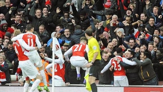 Welbeck celebra su gol con la afición. 