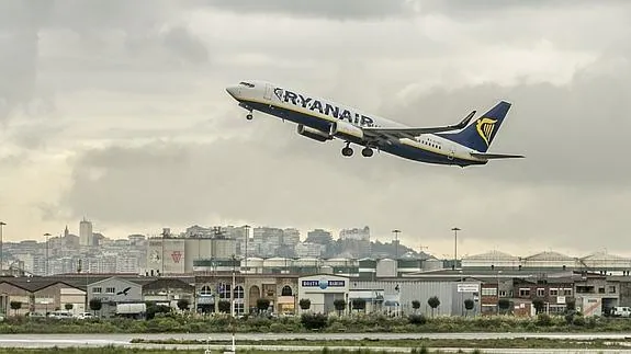 Un avión de Ryanair despega desde el aeropuerto de Santander.