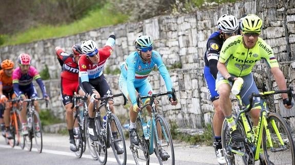 Varios ciclistas durante una etapa. 