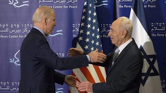 Joe Biden y el expresidente israelí Simón Peres en Tel Aviv.