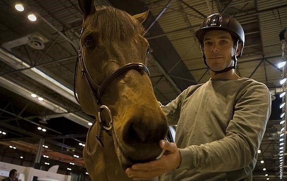Álvarez Aznar posa con su caballo.