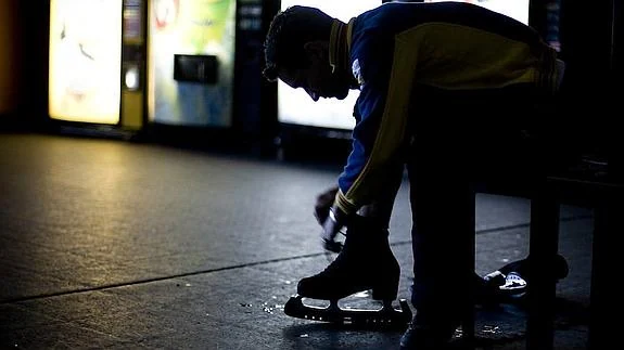 Javier Fernández se ata los cordones de los patines antes de entrenar. 