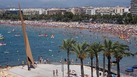 Turistas en una playa de Salou. 