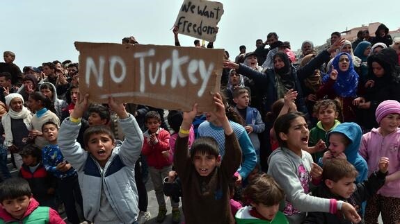 Refugiados e inmigrantes protestan contra las deportaciones a Turquía en un campo de la isla de Chios. 