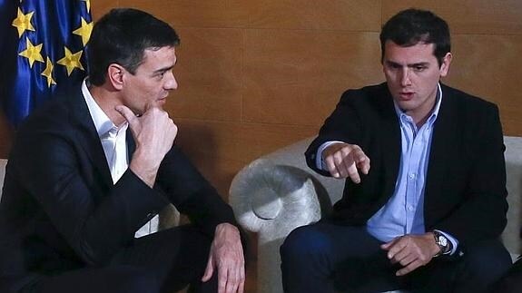 Pedro Sánchez (izq.) y Albert Rivera, en una reunión. 