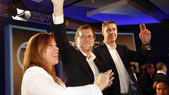 Mariano Rajoy, junto al lider de los populares en Cataluña, Xavier García Albiol y Alicia Sanchez Camacho. 