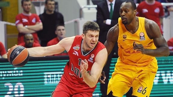 Voronov (i) bota el balón junto a Dorsey. 