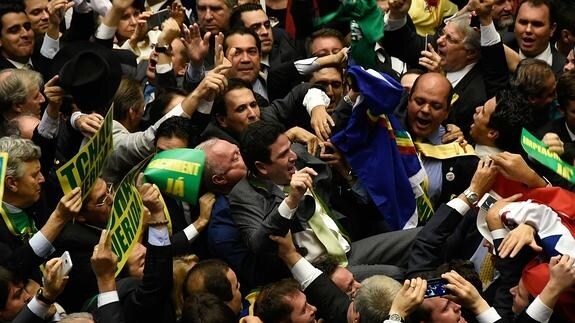 Diputados brasileños celebran el resultado de la votación. 