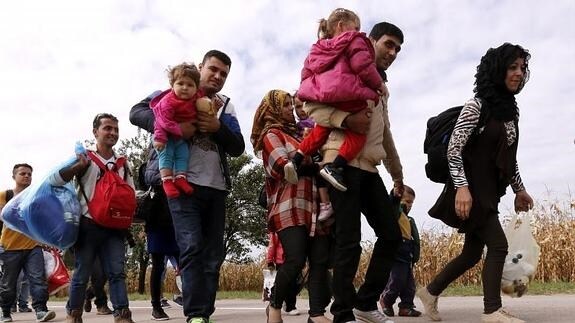 Refugiados caminando por una carretera del pueblo croata Ilok.
