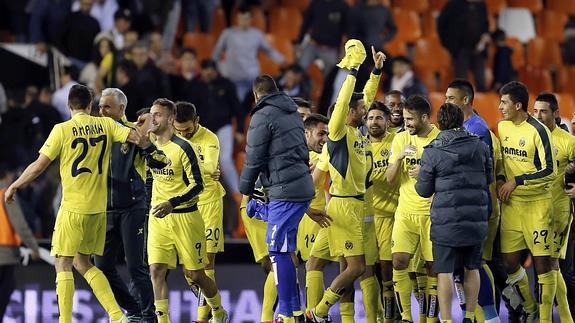 Los jugadores del Villarreal celebran la victoria en Mestalla y el cuarto puesto liguero.