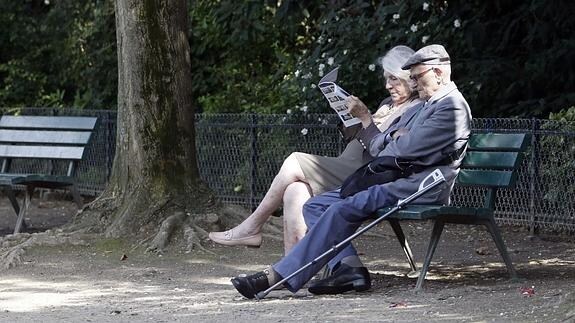 Dos ancianos descansan en un parque. 