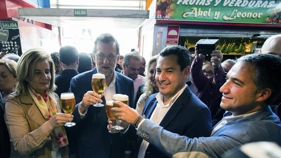 Fátima Báñez, Mariano Rajoy, Juanma Moreno y Elías Bendodo brindan con unas cañas de cerveza en Málaga. 